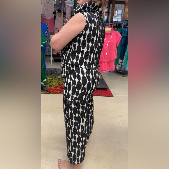 Stylish Black and White Patterned Women's Pants - Picture 4 of 6